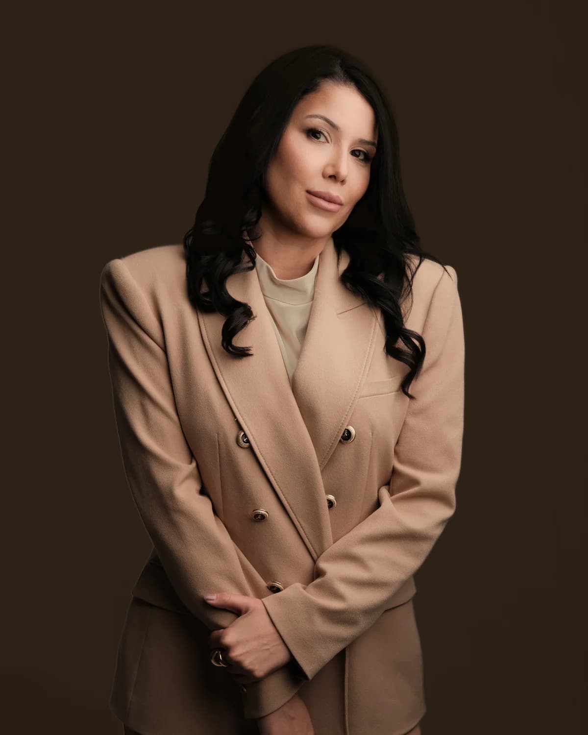 Tatiane Martins, advogada, em retrato profissional com blazer bege